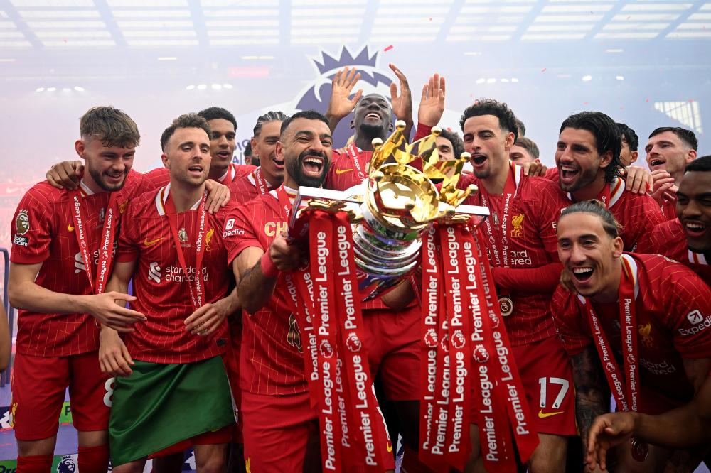 克罗斯评历史最佳11人：C罗左边锋，梅西前腰，马尔蒂尼入选