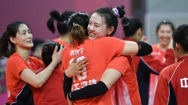 拉普拉塔大学生抗议阿足协新规，背身列队迎接联赛冠军罗萨里奥