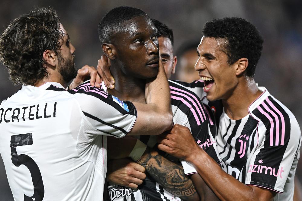 玉昆外援奥斯卡在老家开车时车辆突然起火，好在人没事